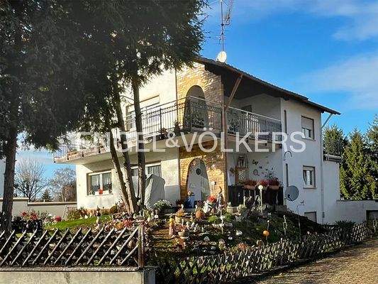 Vorgarten mit Terrasse/Balkon