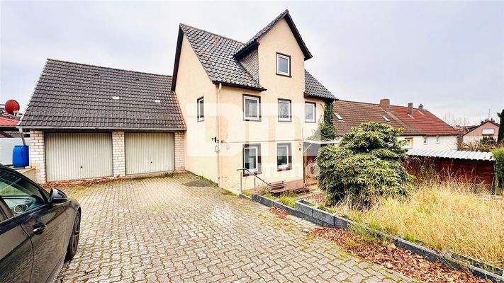 Große Zufahrt / Frontansicht / Zufahrt Garage