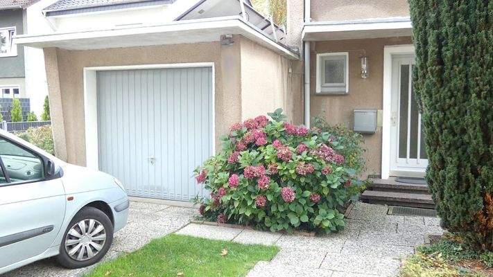 ... mit davorliegendem Stellplatz