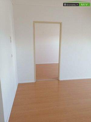 Wohnzimmer mit Durchgang in das KZ oder Büro