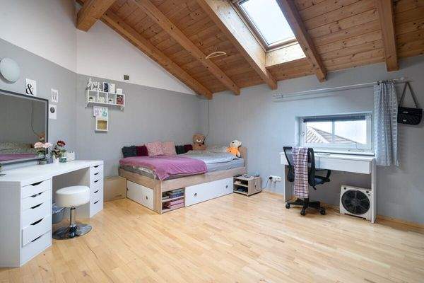 Großes Kinderzimmer im DG