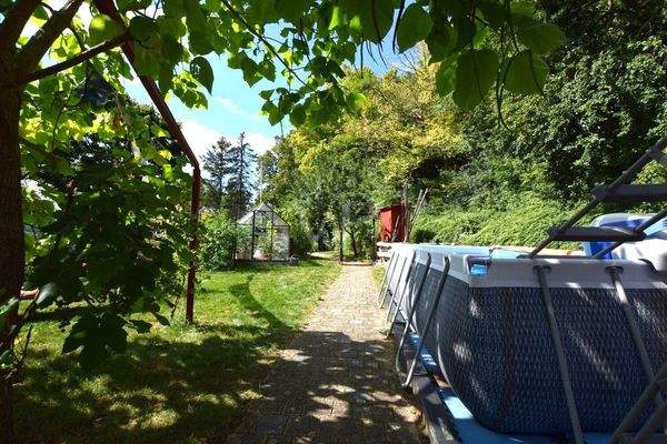 Pool und Weg zu Gewächshaus