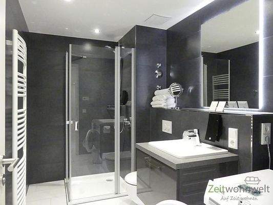 vorderes Bad mit Dusche und WM