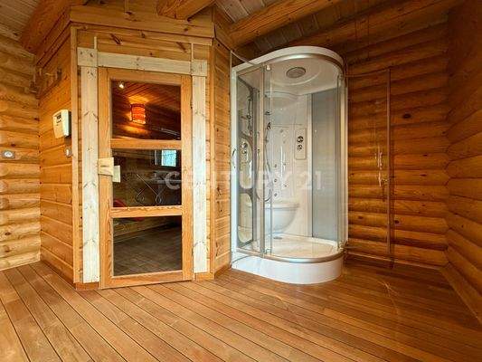 Bad EG - Blick auf Sauna & Dusche