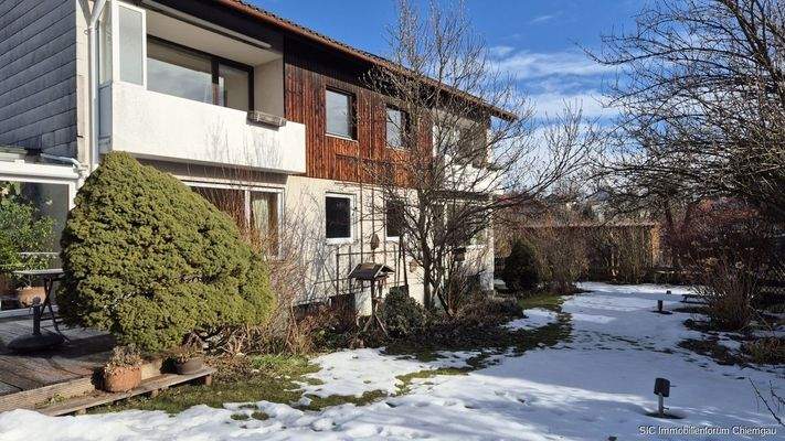 Hausansicht mit Garten