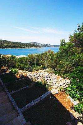 Apartmenthaus in Hanglage