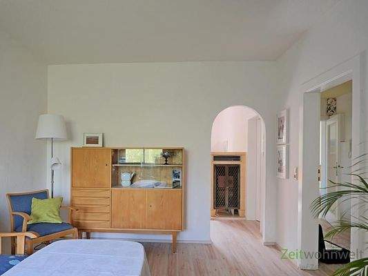 Lesesessel, Sideboard, Durchgang