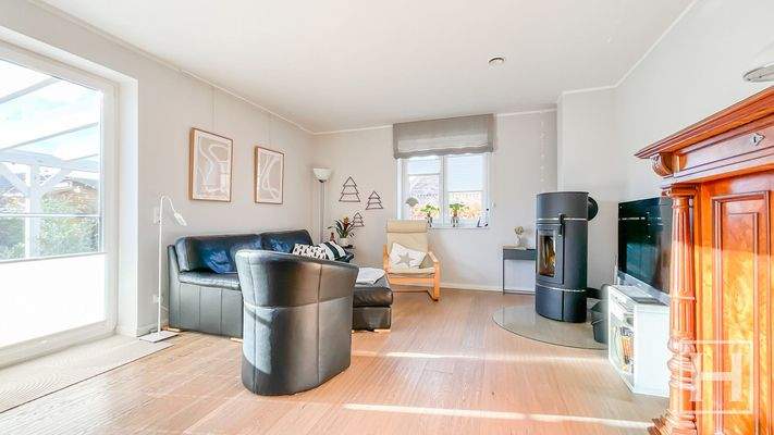 Lichtdurchfluteter Wohbereich mit Kamin für gemütliche Stunden