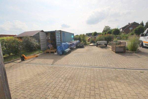 Vorplatz mit Container u. großzügiger Nutzfläche