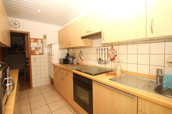 Die Küche mit direktem…