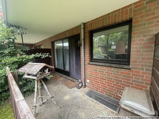 Terrasse der Wohnung mit Zugang zur Gartenfläche