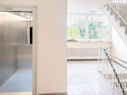 Treppenaufgang / Aufzug