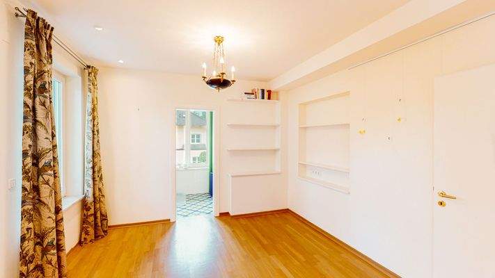 Kinderzimmer/Büroraum m. sep. Bad