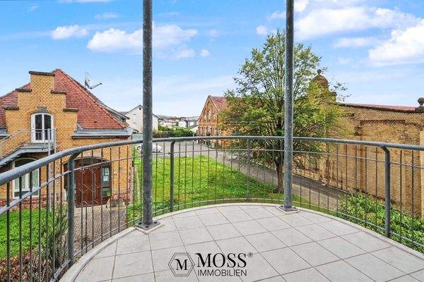 Balkon mit Blick auf Ferienhaus 1 & Garage - KI bearbeitet (sommerlicher) 