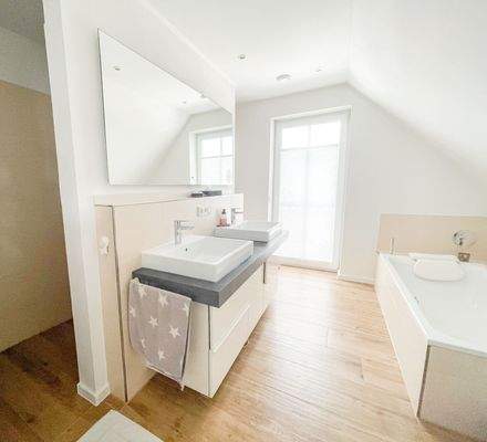 Bad mit Dusche und Badewanne