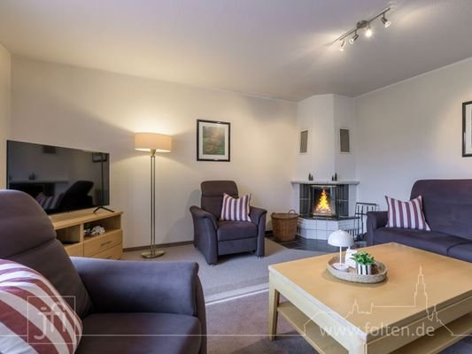 großzügiges Wohnzimmer mit Kamin...