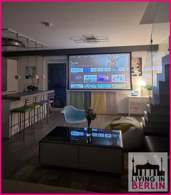 Wohnzimmer mit Leinwand