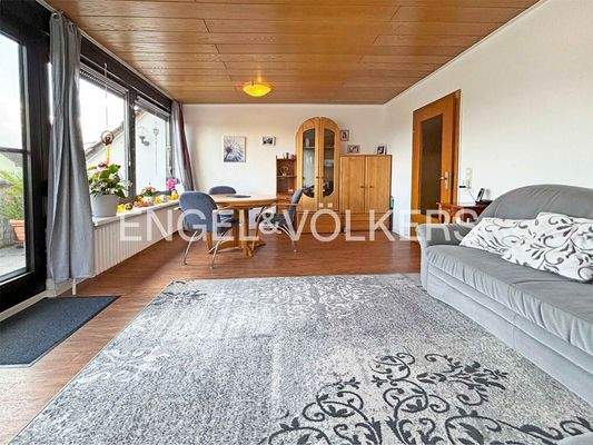 OG: Wohnzimmer m. Loggiazugang