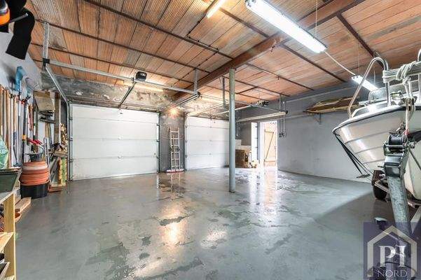 Großzügige Garage mit elekrtischen Rolltoren