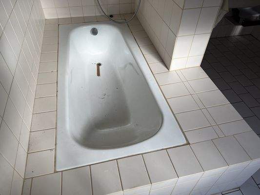 Großes Bad mit Wanne