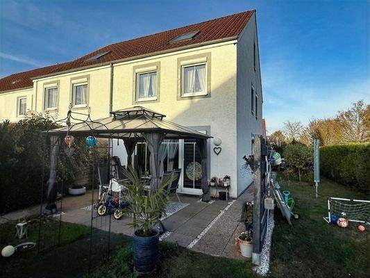 Blick auf Terrasse und Rückseite