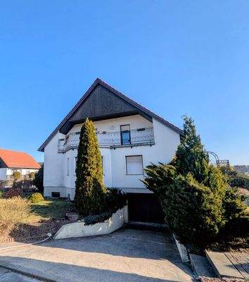 Ansicht Wohnhaus mit Tiefgaragenzufahrt