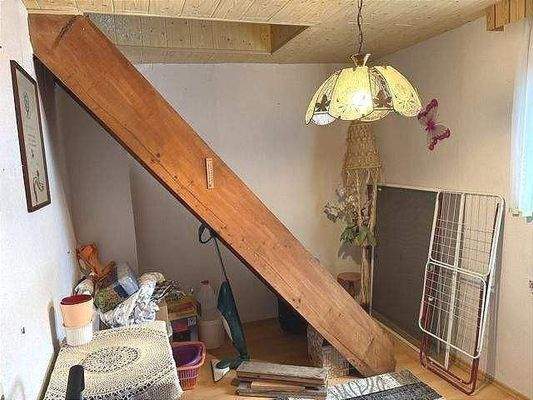 Kammer mit Treppe ins DG