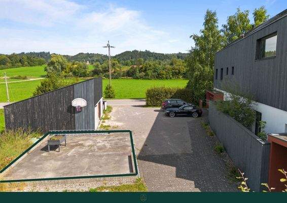 Hauseingang sowie Hofeinfahrt mit zwei Außenstellplätzen