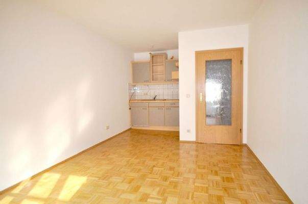 06 Wohnzimmer mit Küche