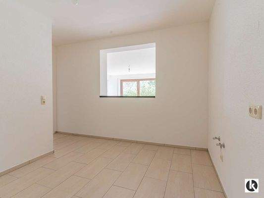 Küche mit Durchreiche