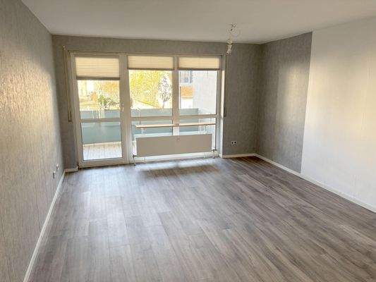 helles Wohnzimmer mit Zugang zum Balkon