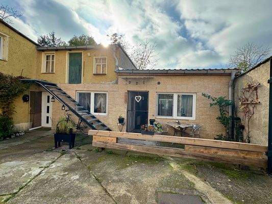 Hintergebäude mit Wohnung