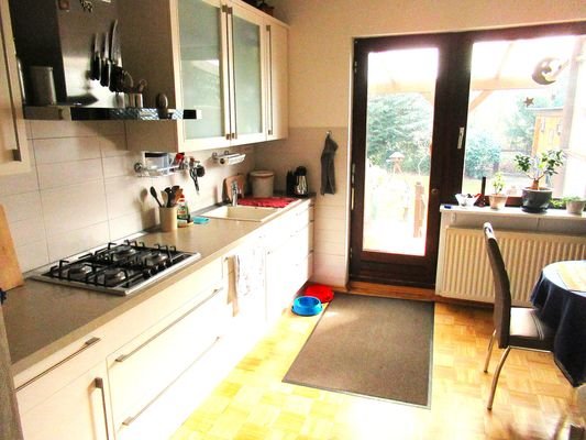 Wohnung rechts, Küche mit Terrassenausgang