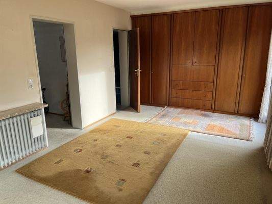 Schlafzimmer mit Zugang zum Bad