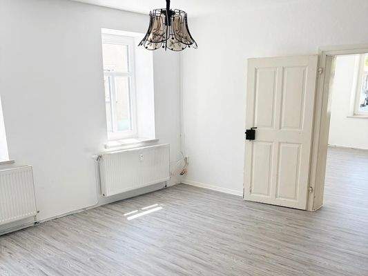 Schlafzimmer mit Blick Richtung Wohnzimmer