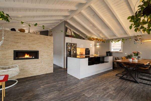 Ess- und Wohnbereich mit offener Küche