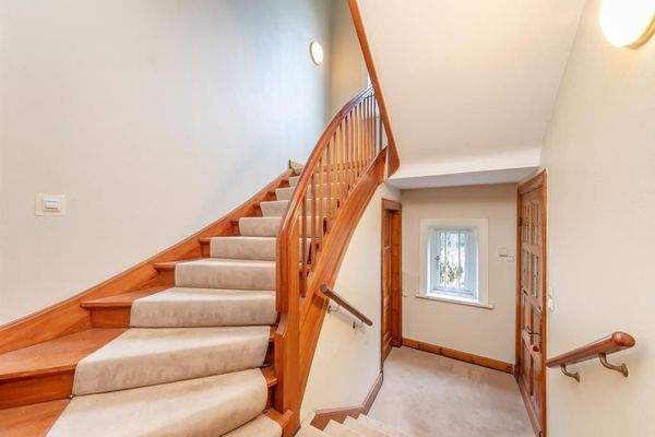 Klassisches Holztreppenhaus