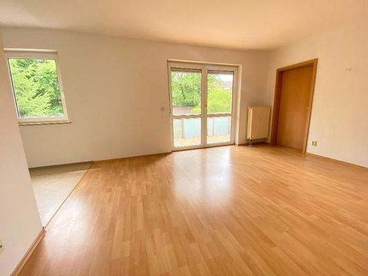 Wohnen mit Blick zum Balkon und Schlafzimmertür