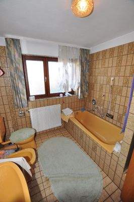 Tageslichtbad mit Dusche und Wanne