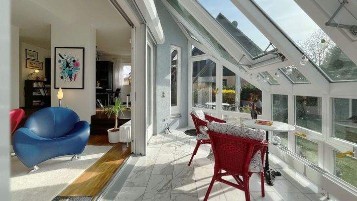 Lichtdurchfluteter Wintergarten mit direktem Zugang zum Garten