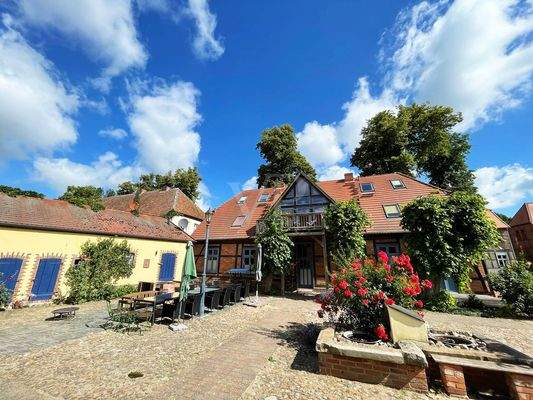 Innenhof mit Brunnen und Sitzgruppe