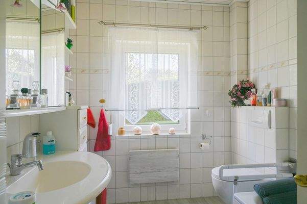 Das Badezimmer im EG ist auch hell und freundlich