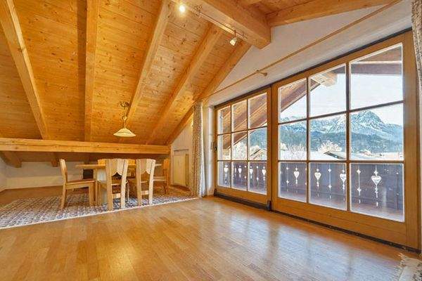 Wohn- / Esszimmer mit Balkonzugang