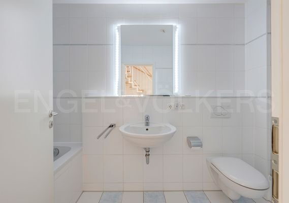 Bad mit Badewanne und Dusche