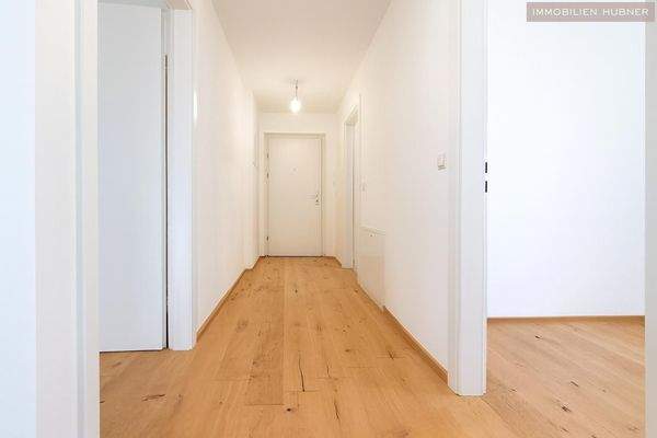 Vorzimmer und Garderobe - Blick zur Eingangstür