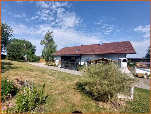 Wohnhaus mit großem Garten