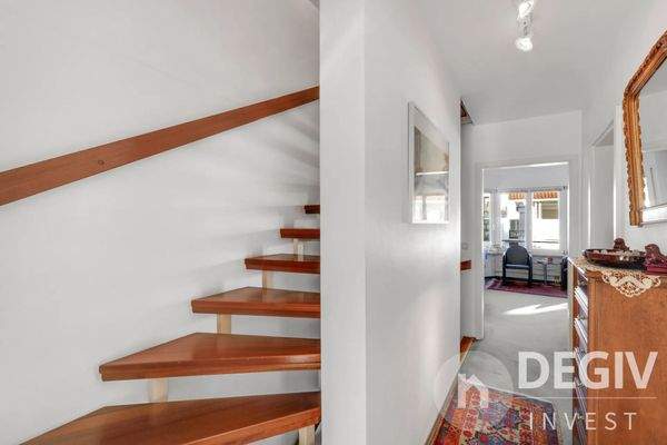 Flur EG  mit Aufgang