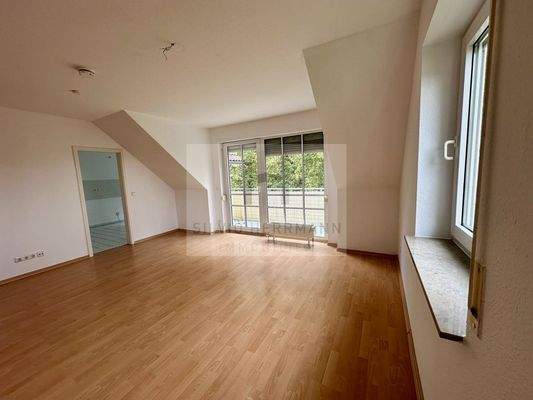 lichtdurchflutetes Wohnzimmer