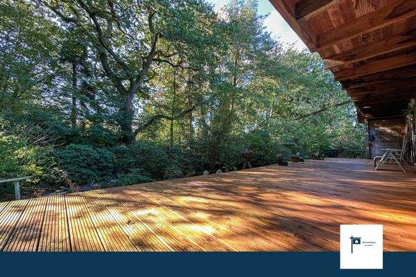 Terrasse mit Blick in den Garten