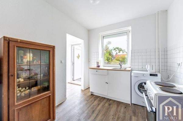 Küche mit Blick und Zugang zur Dachterrasse